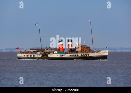 Ebbe, wenn Waverley sich dem Clevedon Pier nähert Stockfoto