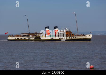 Ebbe, wenn Waverley sich dem Clevedon Pier nähert Stockfoto