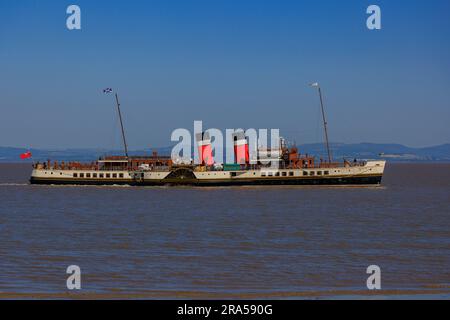 Ebbe, wenn Waverley sich dem Clevedon Pier nähert Stockfoto