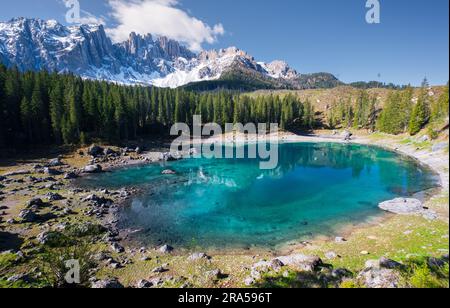 Carezza-See (Karersee) am Morgen. Reisen Nach Italien. Idyllische italienische Berglandschaft. Ruhiger, farbenfroher See. Stockfoto