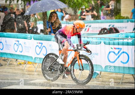 Chianciano Terme, Italien. 30. Juni 2023. BUIJSMAN Nina (NED) - TEAMGESUNDHEIT - Giro d'Italia Frauen 2023. Erste Etappe in Chianciano Terme. Zeitversuch. Beginn der Bühne - Regen in Phase 1 - Giro d'Italia für Frauen, Giro d'Italia in Chianciano Terme, Italien, Juni 30 2023 Kredit: Independent Photo Agency/Alamy Live News Stockfoto