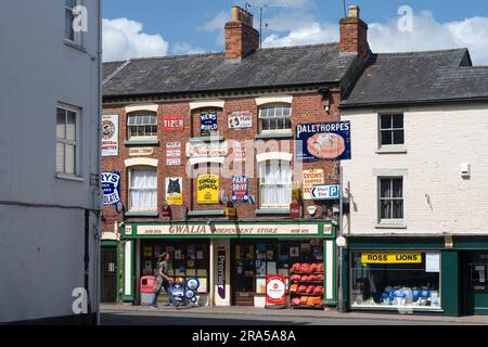 Gwalia Independent Store dekoriert mit alten Retro-Werbeschildern aus Metall, Ross on Wye, Hertfordshire, England, Großbritannien Stockfoto