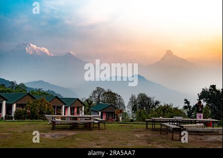 Eine Landschaft rund um das Australian Camp, eine berühmte Wanderstrecke in der Annapurna Gebirgskette in der Nähe der Stadt Pokhara, Nepal. Stockfoto