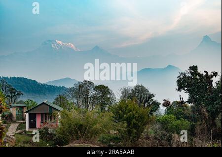 Eine Landschaft rund um das Australian Camp, eine berühmte Wanderstrecke in der Annapurna Gebirgskette in der Nähe der Stadt Pokhara, Nepal. Stockfoto