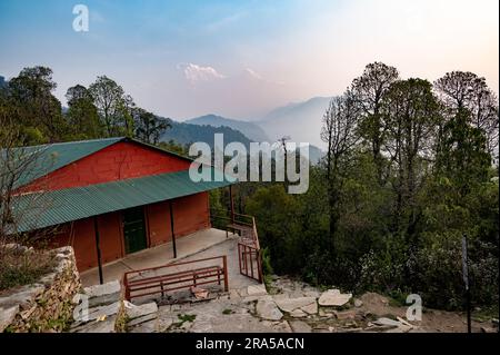 Eine Landschaft rund um das Australian Camp, eine berühmte Wanderstrecke in der Annapurna Gebirgskette in der Nähe der Stadt Pokhara, Nepal. Stockfoto