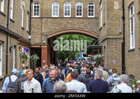 London, Großbritannien. 01. Juli 2023. Die Teilnehmer begeben sich am 7./1. 1. Juli 2023 2023 in Lords, London, Vereinigtes Königreich, auf die Tribünen am LV= Insurance Ashes Test Series Second Test Day 4 England gegen Australia (Foto von Mark Cosgrove/News Images) in London, Großbritannien. (Foto: Mark Cosgrove/News Images/Sipa USA) Guthaben: SIPA USA/Alamy Live News Stockfoto