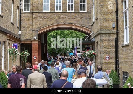 London, Großbritannien. 01. Juli 2023. Die Teilnehmer begeben sich am 7./1. 1. Juli 2023 2023 in Lords, London, Vereinigtes Königreich, auf die Tribünen am LV= Insurance Ashes Test Series Second Test Day 4 England gegen Australia (Foto von Mark Cosgrove/News Images) in London, Großbritannien. (Foto: Mark Cosgrove/News Images/Sipa USA) Guthaben: SIPA USA/Alamy Live News Stockfoto