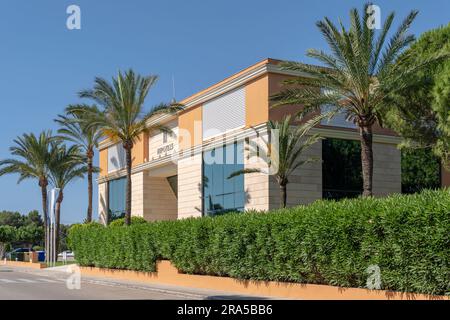 Cala Millor, Spanien; juni 17 2023: Hauptfassade des Hauptsitzes der Hotelgesellschaft Hipotels im mallorquinischen Ferienort Cala Millor, Spanien Stockfoto