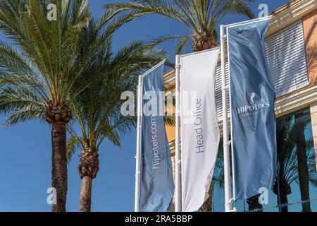 Cala Millor, Spanien; juni 17 2023: Hauptfassade des Hauptsitzes der Hotelgesellschaft Hipotels im mallorquinischen Ferienort Cala Millor, Spanien Stockfoto