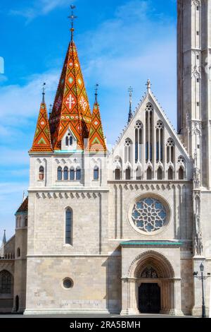 Budapest, Ungarn Gotische St. Matthiaskirche gegen blauen Himmel Stockfoto