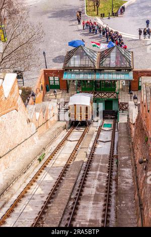 Budapest, Ungarn - 29. März 2015: Street View Kabine mit der Seilbahn auf den Berg Gellert Stockfoto