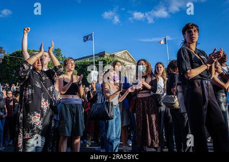 Paris, Frankreich. 30. Juni 2023. Eine Gruppe von Demonstranten hat während der Kundgebung applaudiert. Am vierten Tag der Proteste nach dem Tod des 17-jährigen Nahel durch die Polizei in Nanterre, am Stadtrand von Paris, begann eine spontane Demonstration am Place de la Concorde und brachte einige Hundert Menschen zusammen. Es gab ein paar Verhaftungen. (Foto: Telmo Pinto/SOPA Images/Sipa USA) Guthaben: SIPA USA/Alamy Live News Stockfoto