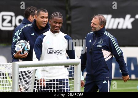 AMSTERDAM - (lr) Ajax Assistenztrainer Hedwiges Maduro, Ajax Coach Maurice Steijn während eines Ajax Amsterdam Trainings im Sportcomplex De Toekomst am 1. Juli 2023 in Amsterdam, Niederlande. Ajax bereitet sich auf die neue Fußballsaison 2023/2024 vor. ANP VINCENT JANNINK Stockfoto