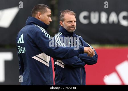 AMSTERDAM - (lr) Ajax Assistenztrainer Hedwiges Maduro, Ajax Coach Maurice Steijn während eines Ajax Amsterdam Trainings im Sportcomplex De Toekomst am 1. Juli 2023 in Amsterdam, Niederlande. Ajax bereitet sich auf die neue Fußballsaison 2023/2024 vor. ANP VINCENT JANNINK Stockfoto