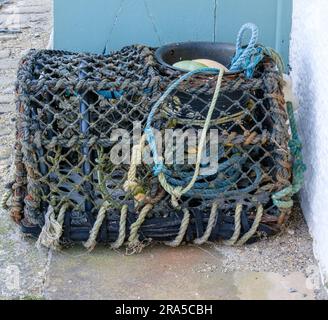 Nahaufnahme von Hummer und Krabbentopf. St Michael’s Mount Harbour, Marazion, Cornwall, England, Vereinigtes Königreich. Stockfoto