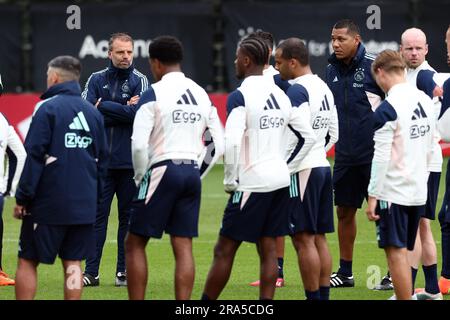 AMSTERDAM - (lr) Ajax Coach Maurice Steijn und Ajax Assistant Coach Hedwiges Maduro während einer Ajax Amsterdam Trainingssitzung im Sportcomplex De Toekomst am 1. Juli 2023 in Amsterdam, Niederlande. Ajax bereitet sich auf die neue Fußballsaison 2023/2024 vor. ANP VINCENT JANNINK Stockfoto