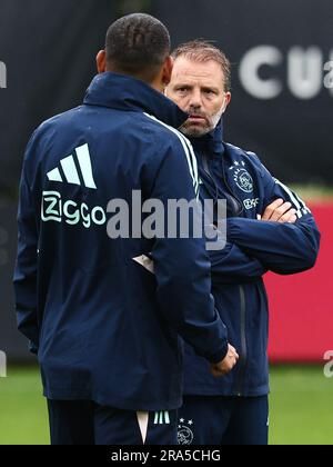 AMSTERDAM - (lr) Ajax Assistenztrainer Hedwiges Maduro, Ajax Coach Maurice Steijn während eines Ajax Amsterdam Trainings im Sportcomplex De Toekomst am 1. Juli 2023 in Amsterdam, Niederlande. Ajax bereitet sich auf die neue Fußballsaison 2023/2024 vor. ANP VINCENT JANNINK Stockfoto