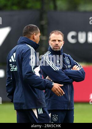 AMSTERDAM - (lr) Ajax Assistenztrainer Hedwiges Maduro, Ajax Coach Maurice Steijn während eines Ajax Amsterdam Trainings im Sportcomplex De Toekomst am 1. Juli 2023 in Amsterdam, Niederlande. Ajax bereitet sich auf die neue Fußballsaison 2023/2024 vor. ANP VINCENT JANNINK Stockfoto