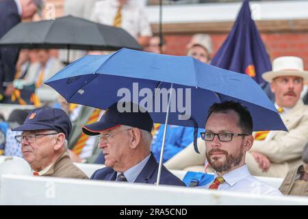 Marylebone Cricket Club-Mitglieder während der LV= Insurance Ashes Test Series Second Test Day 4 England gegen Australia at Lords, London, Großbritannien, 1. Juli 2023 (Foto: Mark Cosgrove/News Images) Stockfoto