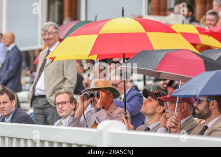 Marylebone Cricket Club-Mitglieder während der LV= Insurance Ashes Test Series Second Test Day 4 England gegen Australia at Lords, London, Großbritannien, 1. Juli 2023 (Foto: Mark Cosgrove/News Images) Stockfoto