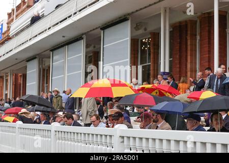 Marylebone Cricket Club-Mitglieder während der LV= Insurance Ashes Test Series Second Test Day 4 England gegen Australia at Lords, London, Großbritannien, 1. Juli 2023 (Foto: Mark Cosgrove/News Images) Stockfoto