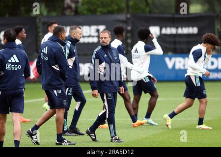 AMSTERDAM - (lr) Ajax Assistenztrainer Hedwiges Maduro, Ajax Coach Maurice Steijn während eines Ajax Amsterdam Trainings im Sportcomplex De Toekomst am 1. Juli 2023 in Amsterdam, Niederlande. Ajax bereitet sich auf die neue Fußballsaison 2023/2024 vor. ANP VINCENT JANNINK Stockfoto