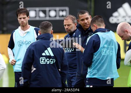 AMSTERDAM - (lr) Kik Pierie von Ajax, Ajax Coach Maurice Steijn, Ajax Assistenztrainer Hedwiges Maduro, Steven Berghuis von Ajax während eines Ajax Amsterdam Trainings im Sportcomplex De Toekomst am 1. Juli 2023 in Amsterdam, Niederlande. Ajax bereitet sich auf die neue Fußballsaison 2023/2024 vor. ANP VINCENT JANNINK Stockfoto