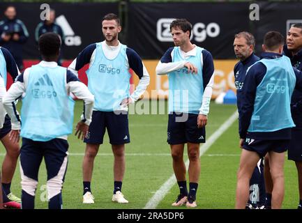 AMSTERDAM - (lr) Branco van den Boomen von Ajax, Kik Pierie von Ajax, Ajax-Coach Maurice Steijn, Ajax-Assistenztrainer Hedwiges Maduro während eines Ajax Amsterdam Trainings im Sportcomplex De Toekomst am 1. Juli 2023 in Amsterdam, Niederlande. Ajax bereitet sich auf die neue Fußballsaison 2023/2024 vor. ANP VINCENT JANNINK Stockfoto