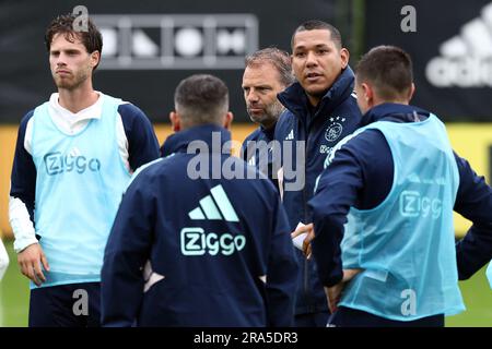 AMSTERDAM - (lr) Kik Pierie von Ajax, Ajax Coach Maurice Steijn, Ajax Assistenztrainer Hedwiges Maduro, Steven Berghuis von Ajax während eines Ajax Amsterdam Trainings im Sportcomplex De Toekomst am 1. Juli 2023 in Amsterdam, Niederlande. Ajax bereitet sich auf die neue Fußballsaison 2023/2024 vor. ANP VINCENT JANNINK Stockfoto