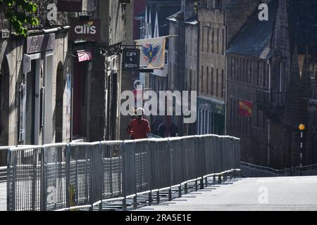 Edinburgh Scotland, Vereinigtes Königreich, 01. Juli 2023. Errichtete Barrieren auf der Royal Mile vor der Krönungsfeier. Live-Nachrichten von sst/alamy Stockfoto