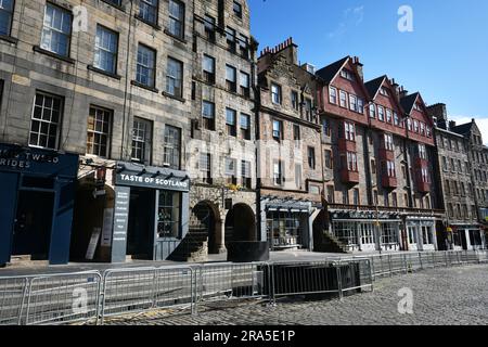 Edinburgh Scotland, Vereinigtes Königreich, 01. Juli 2023. Errichtete Barrieren auf der Royal Mile vor der Krönungsfeier. Live-Nachrichten von sst/alamy Stockfoto