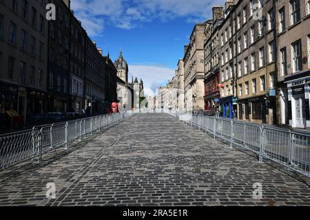 Edinburgh Scotland, Vereinigtes Königreich, 01. Juli 2023. Errichtete Barrieren auf der Royal Mile vor der Krönungsfeier. Live-Nachrichten von sst/alamy Stockfoto