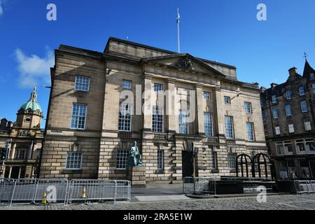 Edinburgh Scotland, Vereinigtes Königreich, 01. Juli 2023. Errichtete Barrieren auf der Royal Mile vor der Krönungsfeier. Live-Nachrichten von sst/alamy Stockfoto