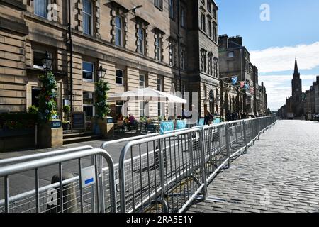 Edinburgh Scotland, Vereinigtes Königreich, 01. Juli 2023. Errichtete Barrieren auf der Royal Mile vor der Krönungsfeier. Live-Nachrichten von sst/alamy Stockfoto