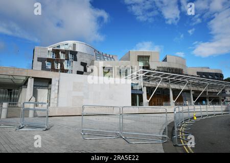 Edinburgh Scotland, Vereinigtes Königreich, 01. Juli 2023. Errichtete Barrieren im schottischen Parlament vor der Krönungsfeier. Live-Nachrichten von sst/alamy Stockfoto