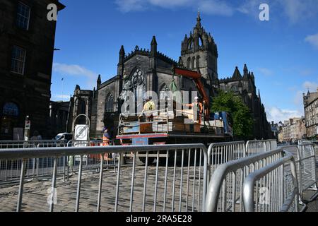 Edinburgh Scotland, Vereinigtes Königreich, 01. Juli 2023. Errichtete Barrieren auf der Royal Mile vor der Krönungsfeier. Live-Nachrichten von sst/alamy Stockfoto