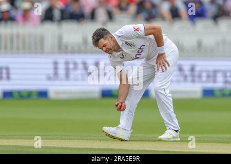 James Anderson aus England legt seinen eigenen Ball während der LV= Insurance Ashes Test Series Second Test Day 4 England gegen Australien bei Lords, London, Großbritannien, 1. Juli 2023 (Foto von Mark Cosgrove/News Images) Stockfoto