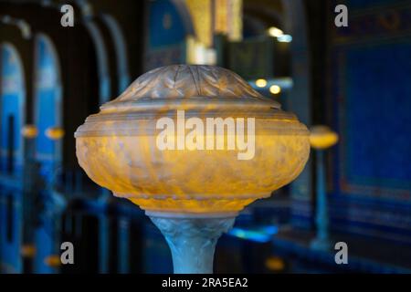 San Simeon, Kalifornien - 19. April 2017 - Hearst Castle, römisches Hallenbad mit Muranoglas und Blattgoldfliesen. Im Stil eines antiken römischen Bades. Detaillierte Nahaufnahme der Lampe in Hearst Castle Stockfoto