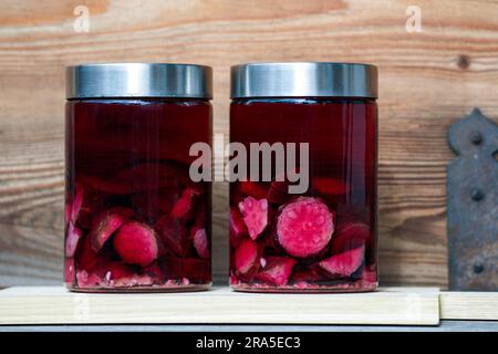 Geschnittene reife Zapfen einer schweizer Steinkiefer für einen köstlichen Schnaps in einer Glasschüssel Stockfoto