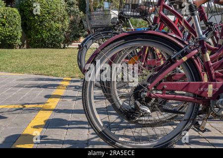 Cala Millor, Spanien; juni 17 2023: Nahaufnahme von auf der Straße geparkten Fahrrädern. Cala Millor, Insel Mallorca, Spanien Stockfoto