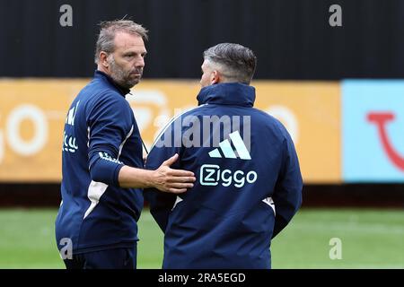 AMSTERDAM - (lr) Ajax Coach Maurice Steijn, Ajax Assistenztrainer sagte Bakkati während eines Ajax Amsterdam Trainings im Sportcomplex De Toekomst am 1. Juli 2023 in Amsterdam, Niederlande. Ajax bereitet sich auf die neue Fußballsaison 2023/2024 vor. ANP VINCENT JANNINK Stockfoto