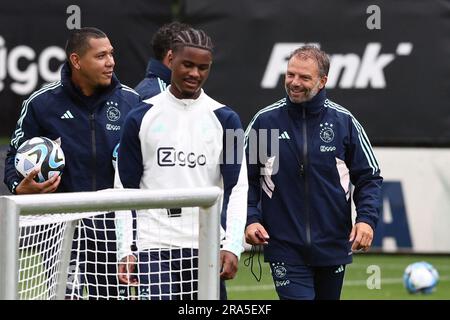 AMSTERDAM - (lr) Ajax Assistenztrainer Hedwiges Maduro, Ajax Coach Maurice Steijn während eines Ajax Amsterdam Trainings im Sportcomplex De Toekomst am 1. Juli 2023 in Amsterdam, Niederlande. Ajax bereitet sich auf die neue Fußballsaison 2023/2024 vor. ANP VINCENT JANNINK Stockfoto