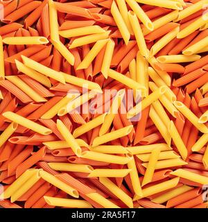 Hintergrund der Speisen aus einer Mischung gelber und orangefarbener italienischer Pasta. Nahaufnahme. Stockfoto