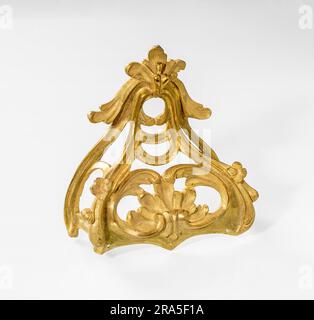 Daugavpils, Lettland, 20. Juni 2023. Möbelbeschläge. Dekoration aus Gussbronze mit Verzierung, Überzug für Tischbein, isolieren auf weißem Hintergrund Stockfoto