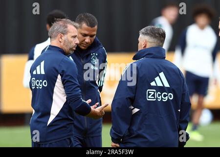 AMSTERDAM - (lr) Ajax Coach Maurice Steijn, Ajax Assistant Coach Hedwiges Maduro, Ajax Assistant Coach sagte Bakkati während einer Ajax Amsterdam Trainingssitzung im Sportcomplex De Toekomst am 1. Juli 2023 in Amsterdam, Niederlande. Ajax bereitet sich auf die neue Fußballsaison 2023/2024 vor. ANP VINCENT JANNINK Stockfoto