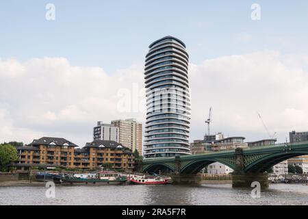 Lombard Wharf Apartments und Network Rail's Chelsea River Bridge (auch bekannt als Battersea Rail Bridge) an der Themse, London, England, Großbritannien Stockfoto