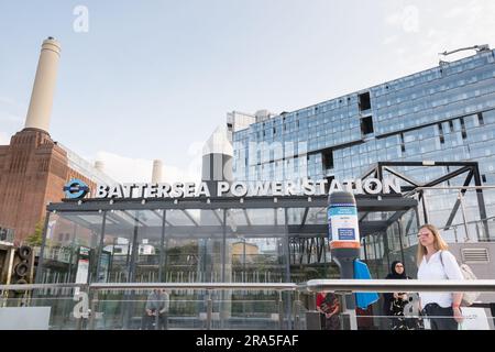 Battersea Power Station Thames Clippers TFL Einschiffungsort und piet, Battersea, London, England, Großbritannien Stockfoto