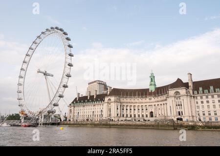 Das Millenium Wheel und das alte Londoner County Hall-Gebäude am Südufer der Themse, London, England, Großbritannien Stockfoto