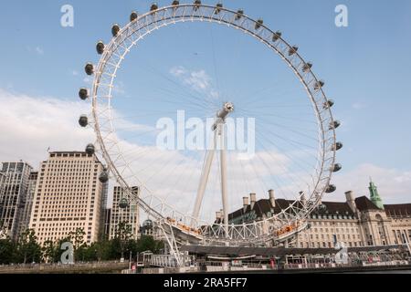 Das Millenium Wheel liegt zwischen dem Shell Building und der alten London County Hall am Südufer der Themse, London, England, Großbritannien Stockfoto