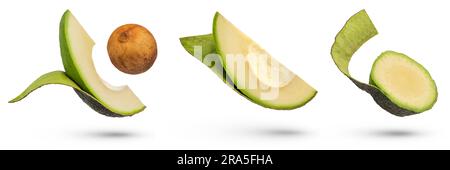 Mehrere Scheiben frischer Avocado auf einem weißen isolierten Hintergrund. Avocado-Schnitte, wobei die Haut an verschiedenen Seiten teilweise vom Fruchtfleisch abgerissen ist. Die Stockfoto